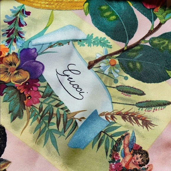 GUCCI silk scarf ~ VERY LOVELY print 💙❤️💜 - Picture 14 of 16